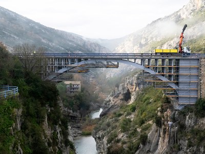 Andaime BRIO de 50.000 kg para reparação da ponte sobre o rio Esera