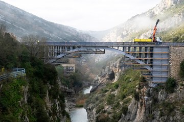 Andaime BRIO de 50.000 kg para reparação da ponte sobre o rio Esera