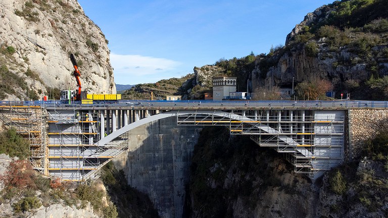 Andaime BRIO de 50.000 kg para reparação da ponte sobre o rio Esera