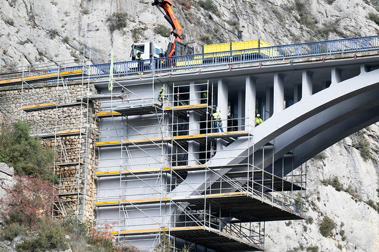 Andaime BRIO de 50.000 kg para reparação da ponte sobre o rio Esera