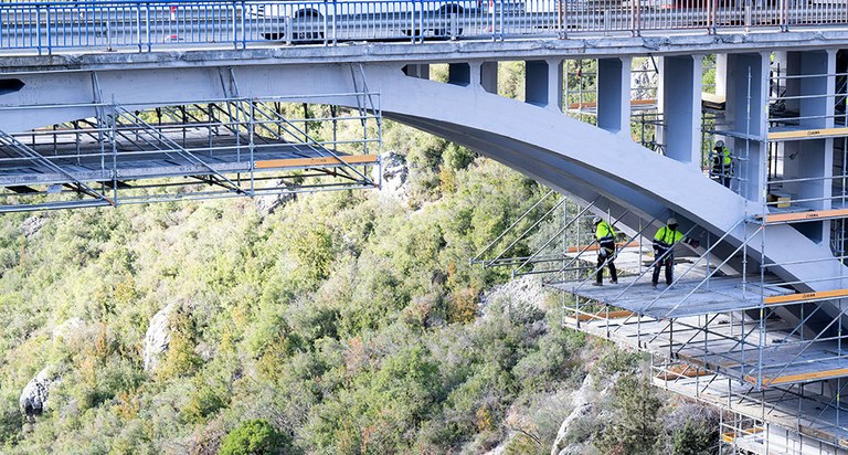 Andaime BRIO de 50.000 kg para reparação da ponte sobre o rio Esera