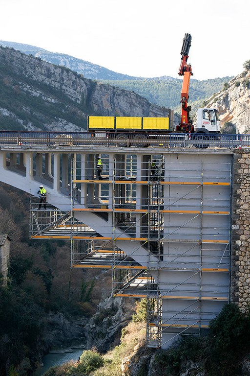 Andaime BRIO de 50.000 kg para reparação da ponte sobre o rio Esera