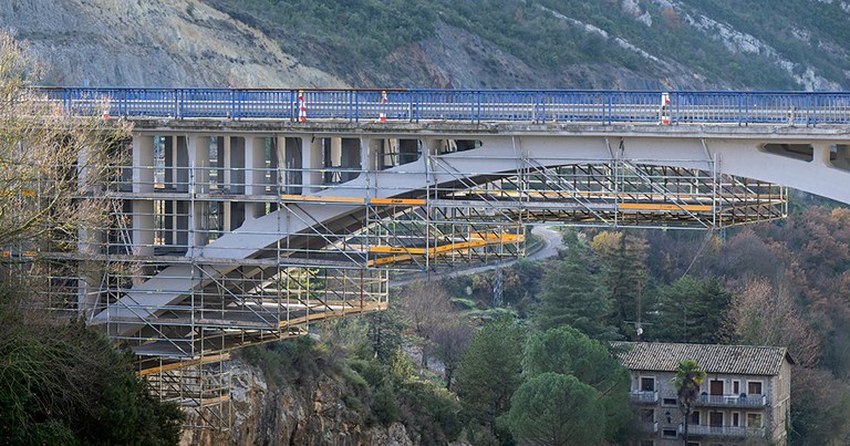 Andaime BRIO de 50.000 kg para reparação da ponte sobre o rio Esera