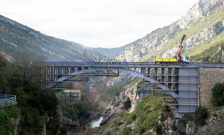 Andaime BRIO de 50.000 kg para reparação da ponte sobre o rio Esera