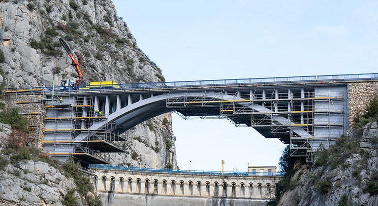 Andaime BRIO de 50.000 kg para reparação da ponte sobre o rio Esera