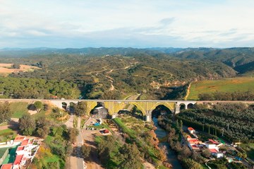 14.000 m² de andaimes para a reparação da ponte sobre o curso de água de Rivera de Huesna, em Sevilha