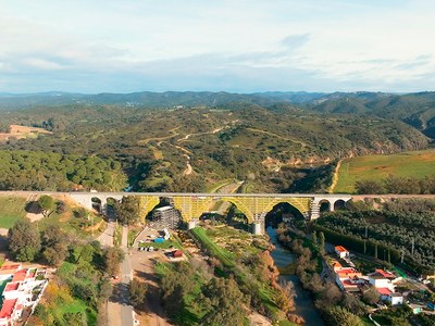 14.000 m² de andaimes para a reparação da ponte sobre o curso de água de Rivera de Huesna, em Sevilha