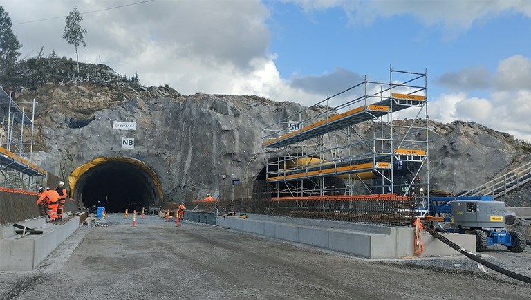 Dois túneis de corte e cobertura E18 Noruega