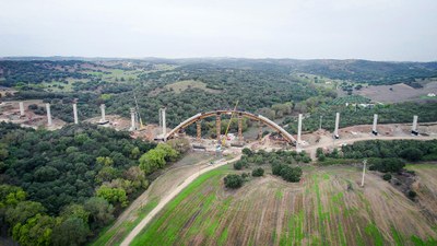 Viaduto com 800 metros de comprimento apoiado em 19 pilares e um arco