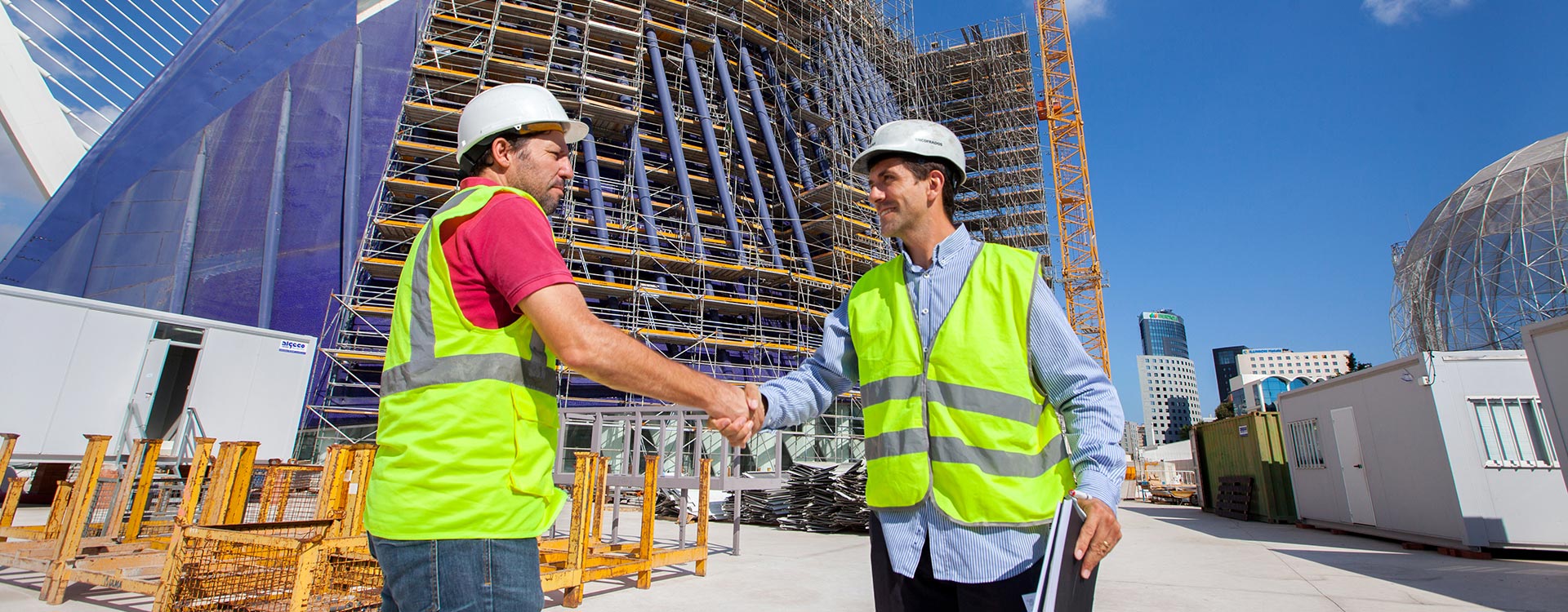 Nossa operação está focada na indústria da construção civil em betão armado moldado in-loco, oferecendo tecnologia, soluções e serviços completos em aluguer e venda de sistemas de fôrmas, escoramentos e andaimes.